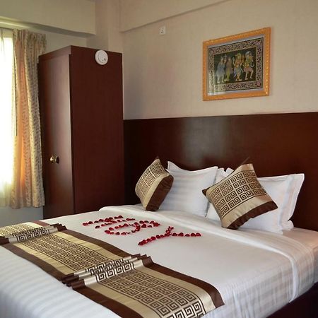 Hotel Broadway Rangoon Buitenkant foto