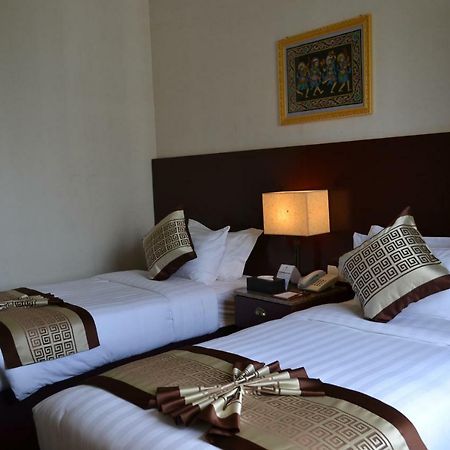 Hotel Broadway Rangoon Buitenkant foto