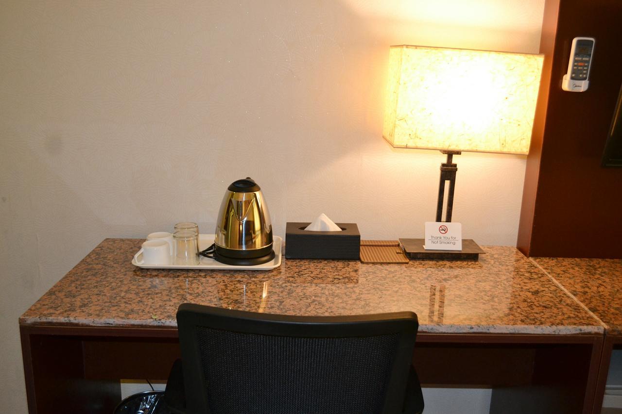 Hotel Broadway Rangoon Buitenkant foto