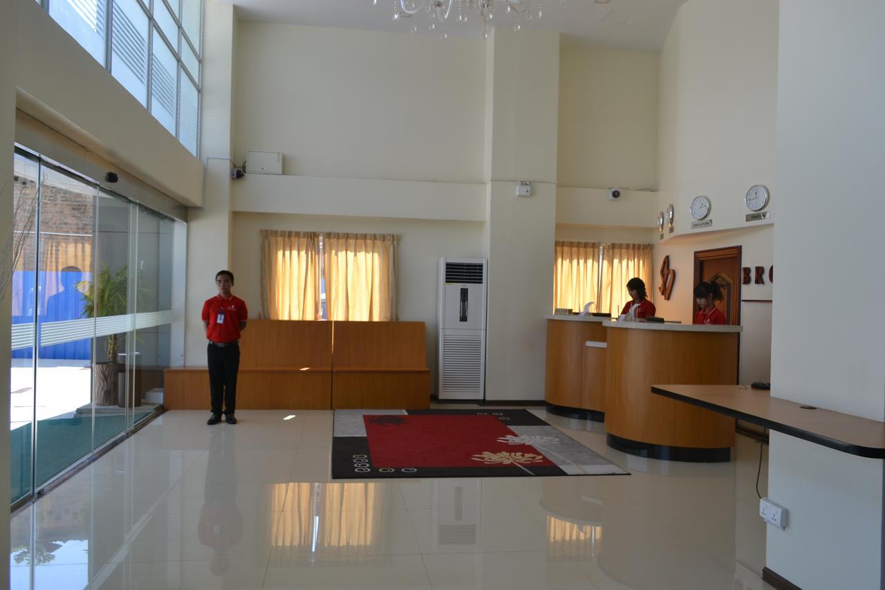 Hotel Broadway Rangoon Buitenkant foto