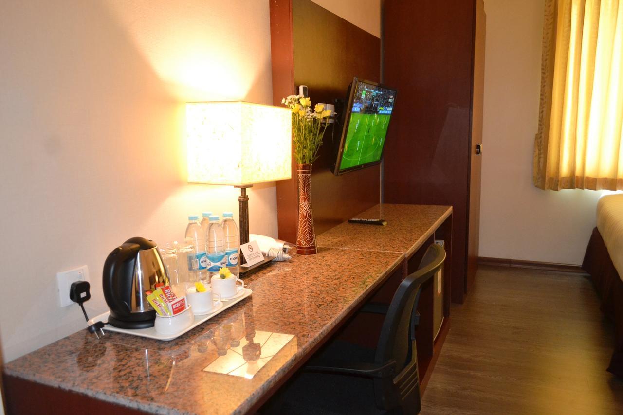 Hotel Broadway Rangoon Buitenkant foto