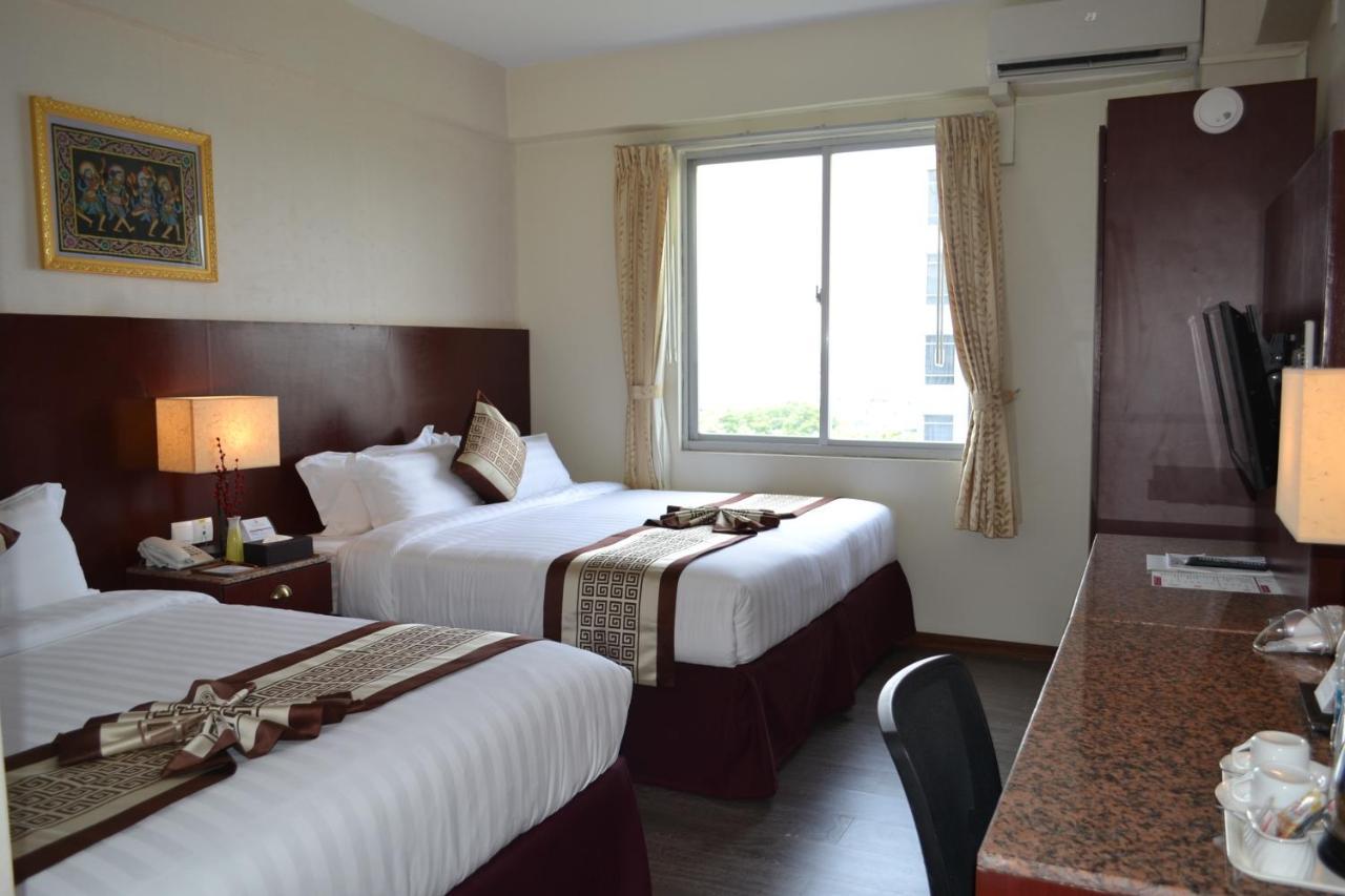 Hotel Broadway Rangoon Buitenkant foto