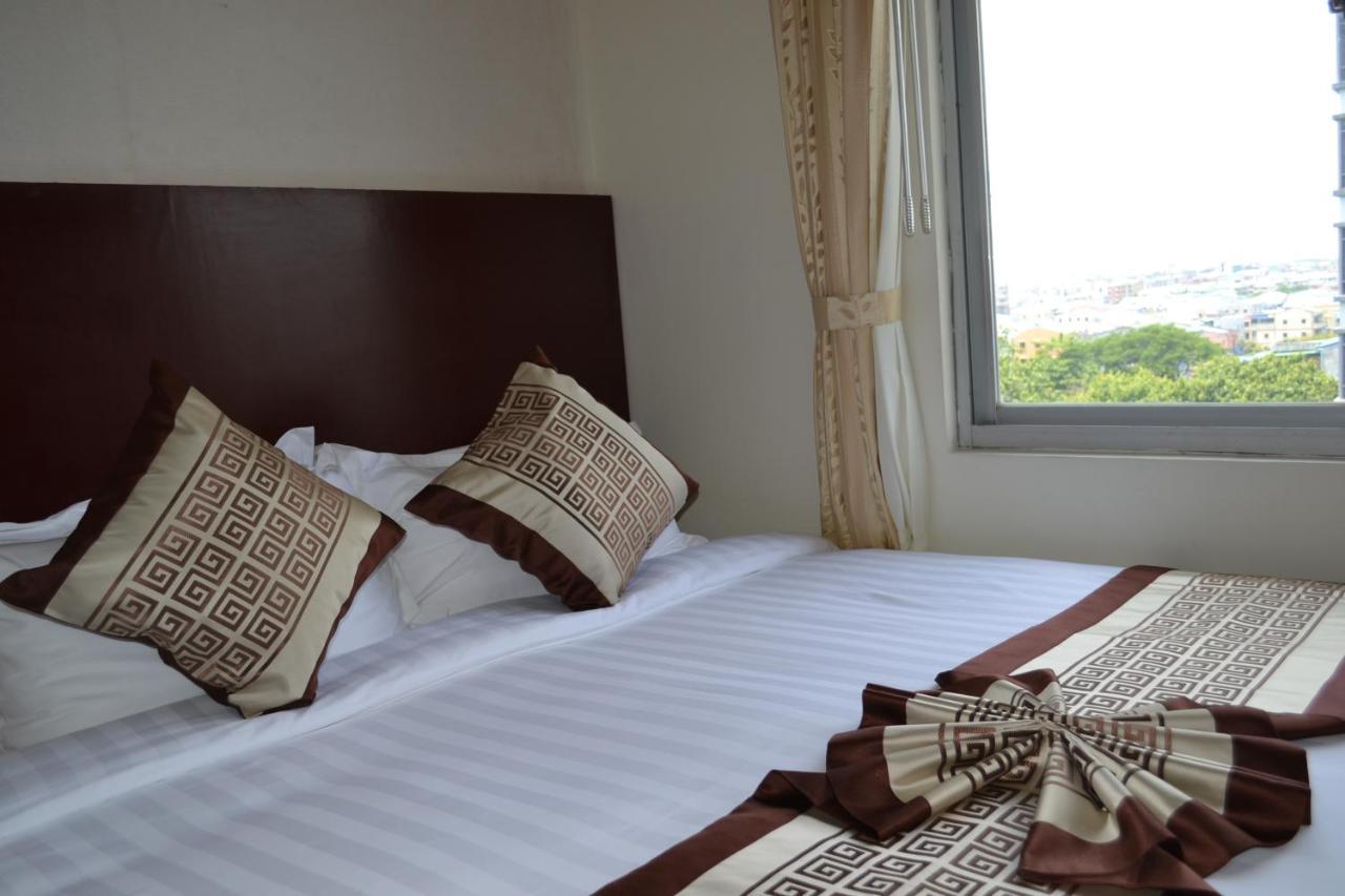 Hotel Broadway Rangoon Buitenkant foto