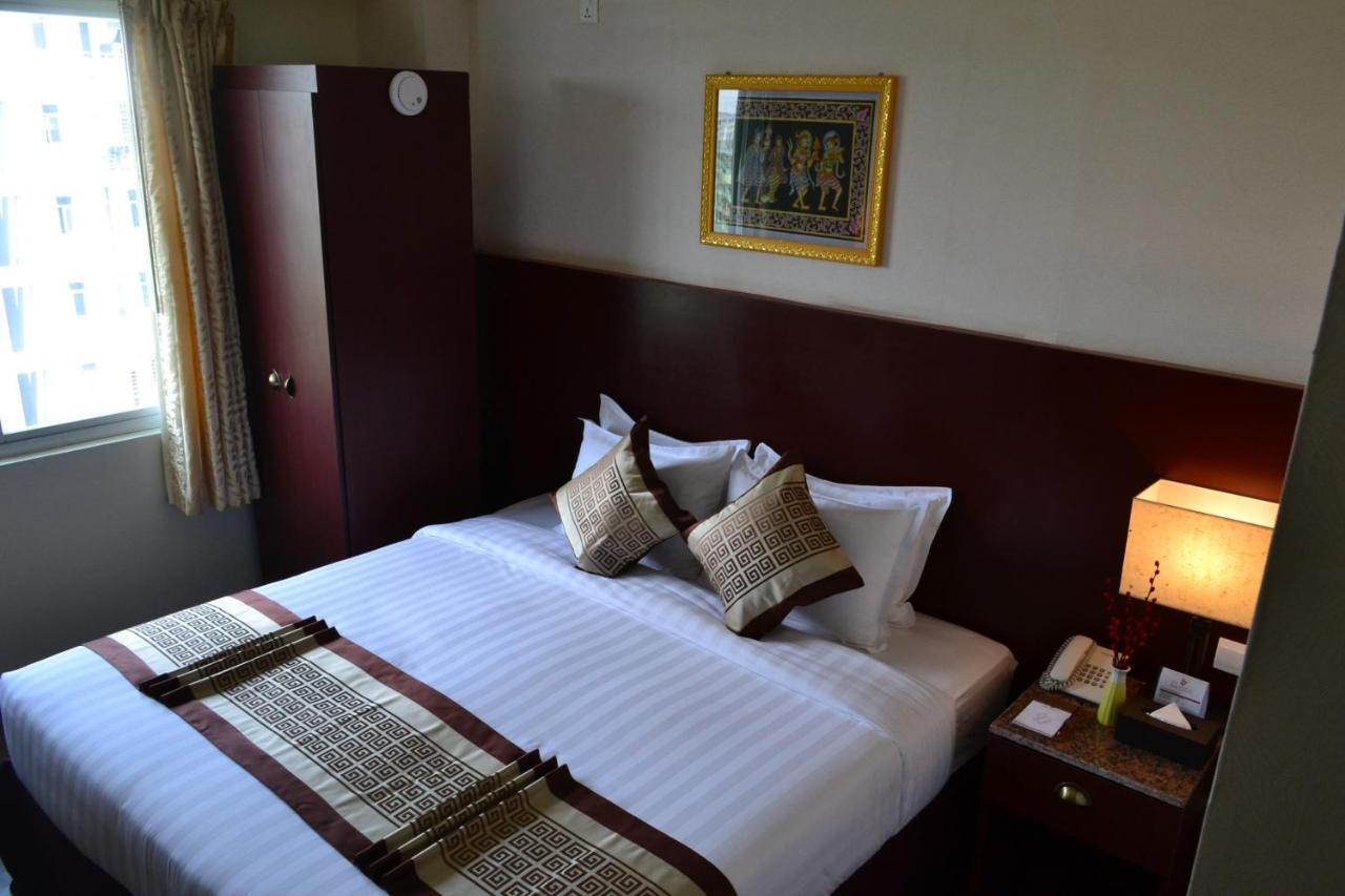 Hotel Broadway Rangoon Buitenkant foto