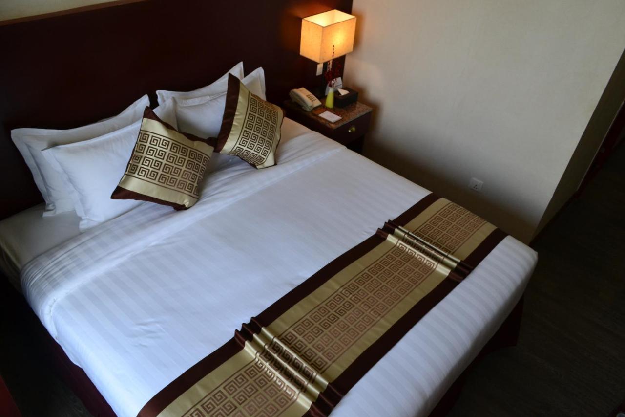 Hotel Broadway Rangoon Buitenkant foto