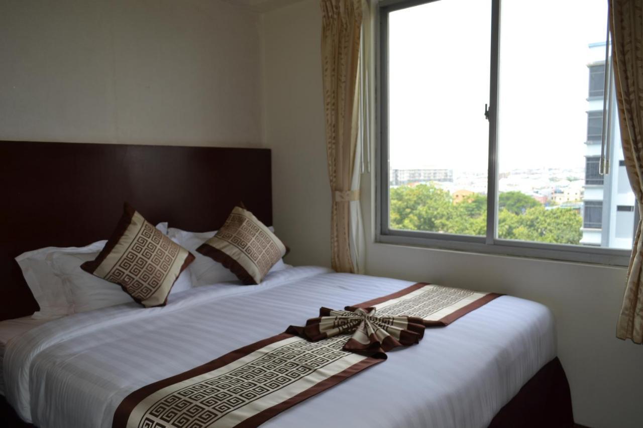 Hotel Broadway Rangoon Buitenkant foto