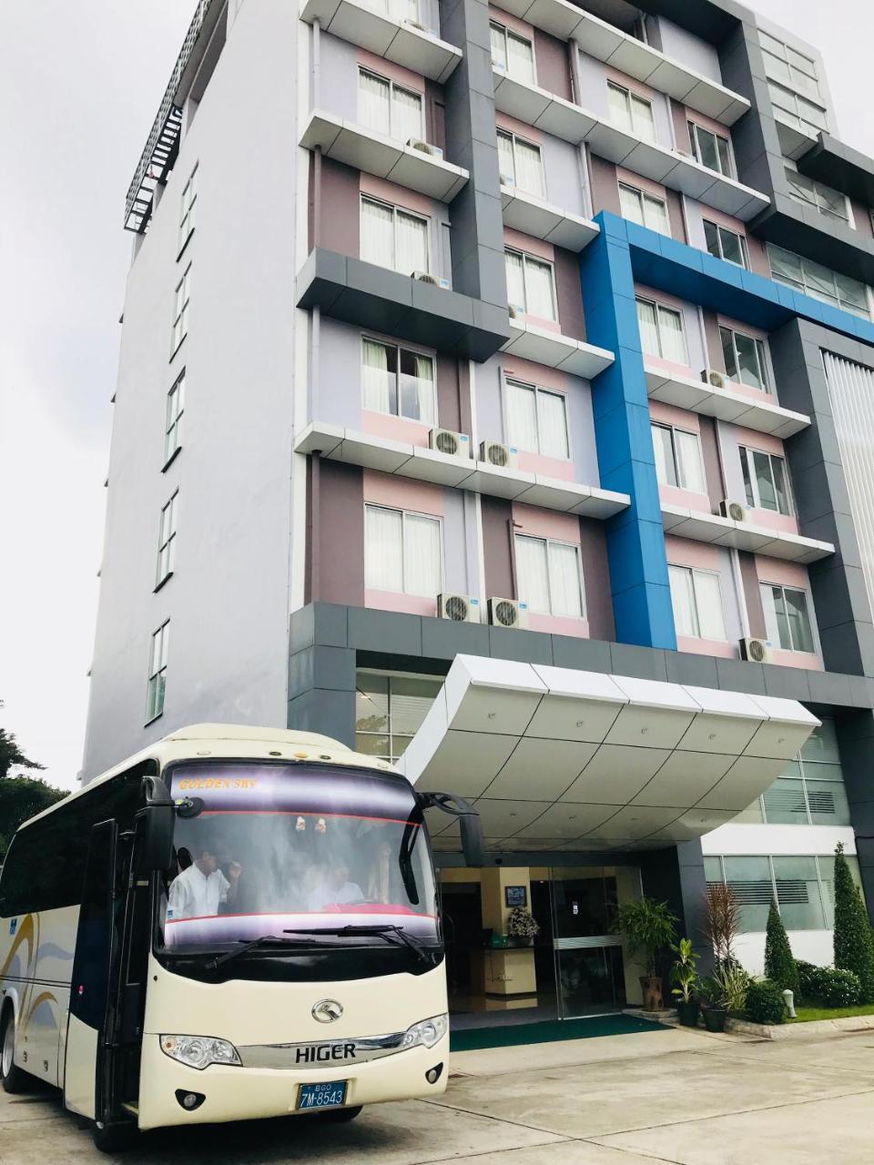 Hotel Broadway Rangoon Buitenkant foto