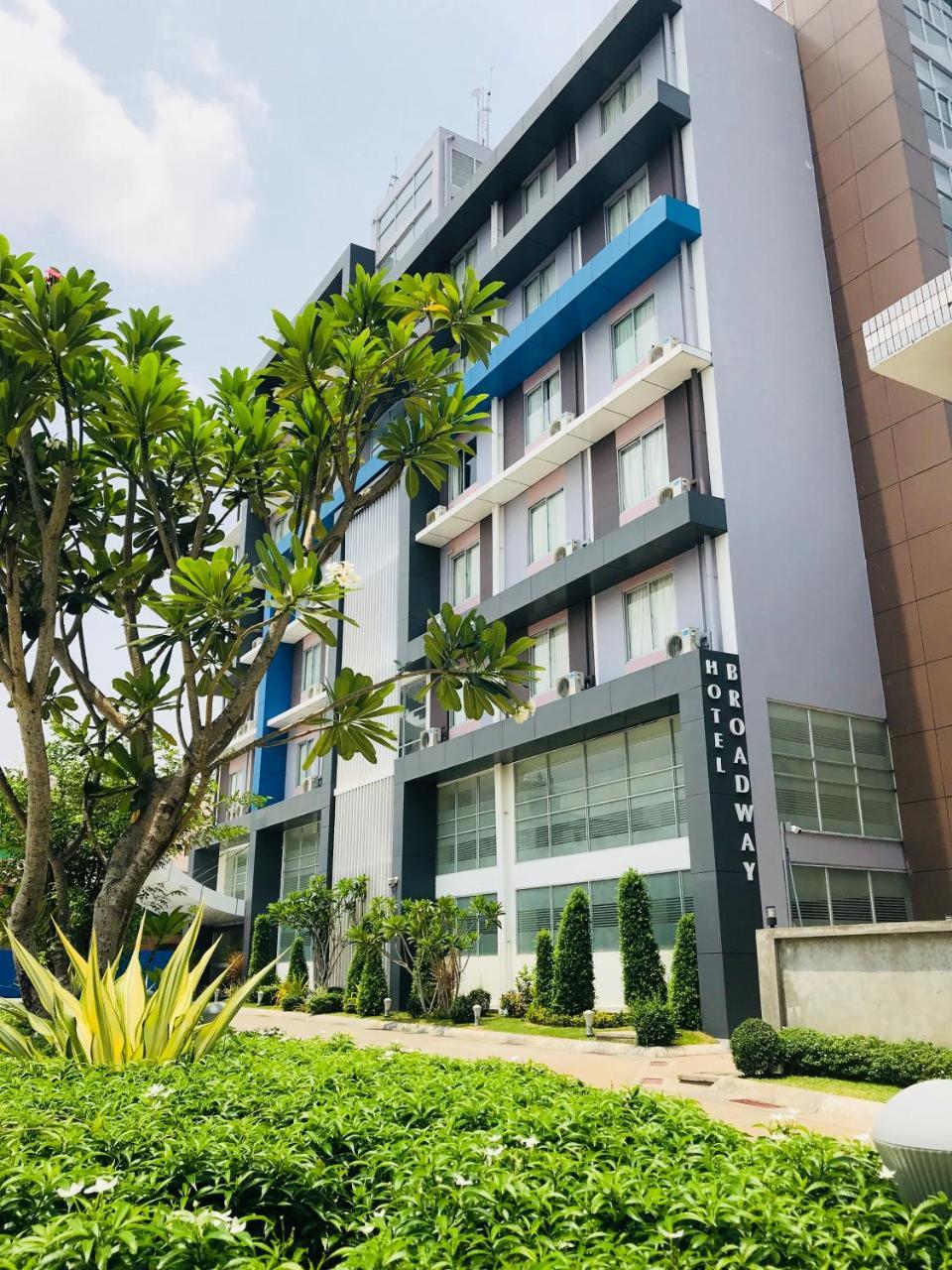 Hotel Broadway Rangoon Buitenkant foto
