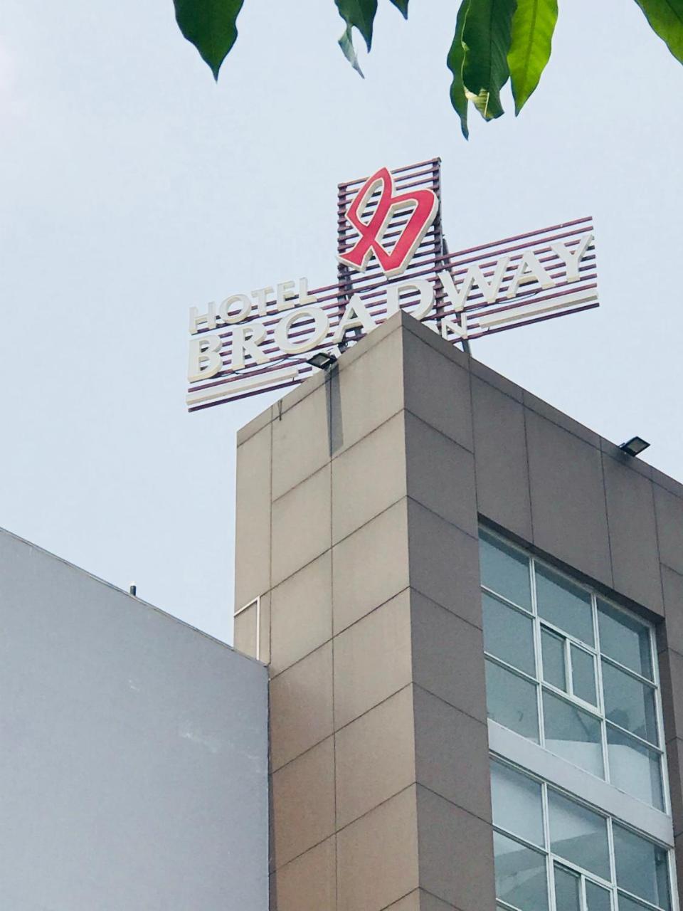 Hotel Broadway Rangoon Buitenkant foto