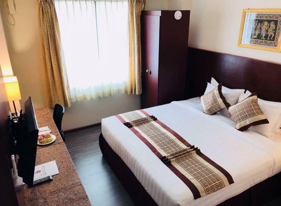 Hotel Broadway Rangoon Buitenkant foto