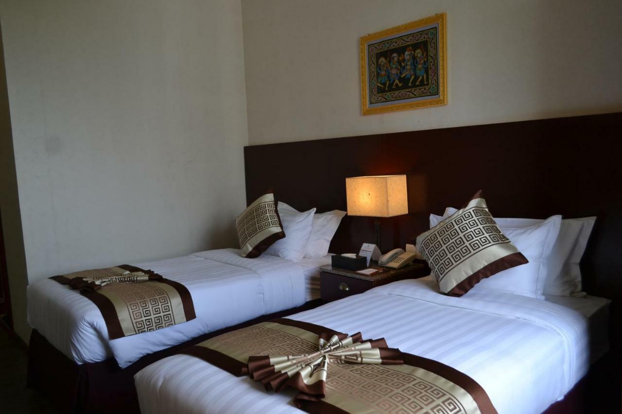 Hotel Broadway Rangoon Buitenkant foto