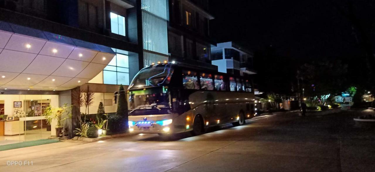 Hotel Broadway Rangoon Buitenkant foto