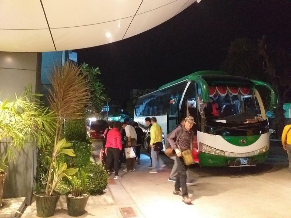Hotel Broadway Rangoon Buitenkant foto