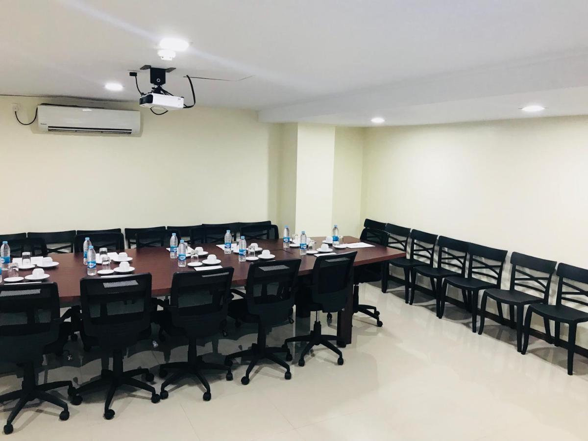 Hotel Broadway Rangoon Buitenkant foto